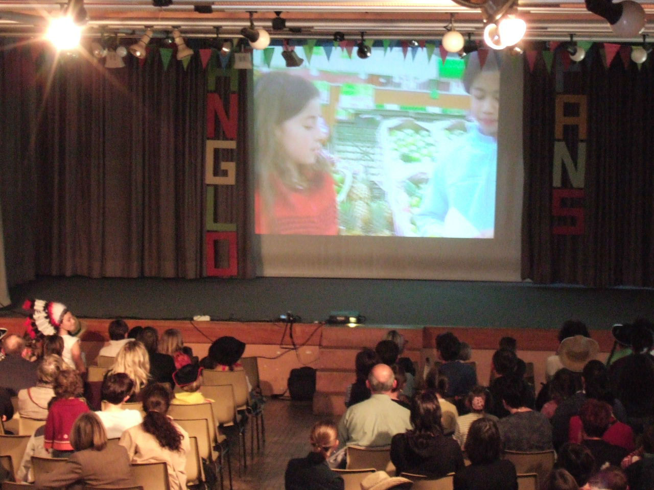 projection du film tourné au supermarché en anglais par les élèves
